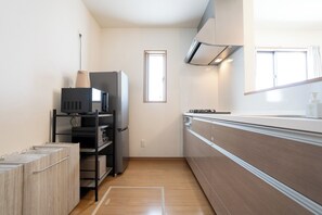 Refrigerador, microondas, placa de cocina, utensilios de cocina