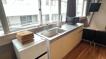 冷蔵庫、電子レンジ、調理器具と食器