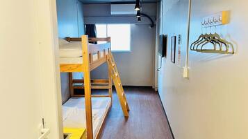 1 室のベッドルーム、デスク、WiFi (無料)、ベッドシーツ