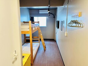1 bedroom, desk, free WiFi, bed sheets