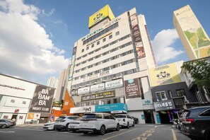 Tempat letak kenderaan sendiri percuma 