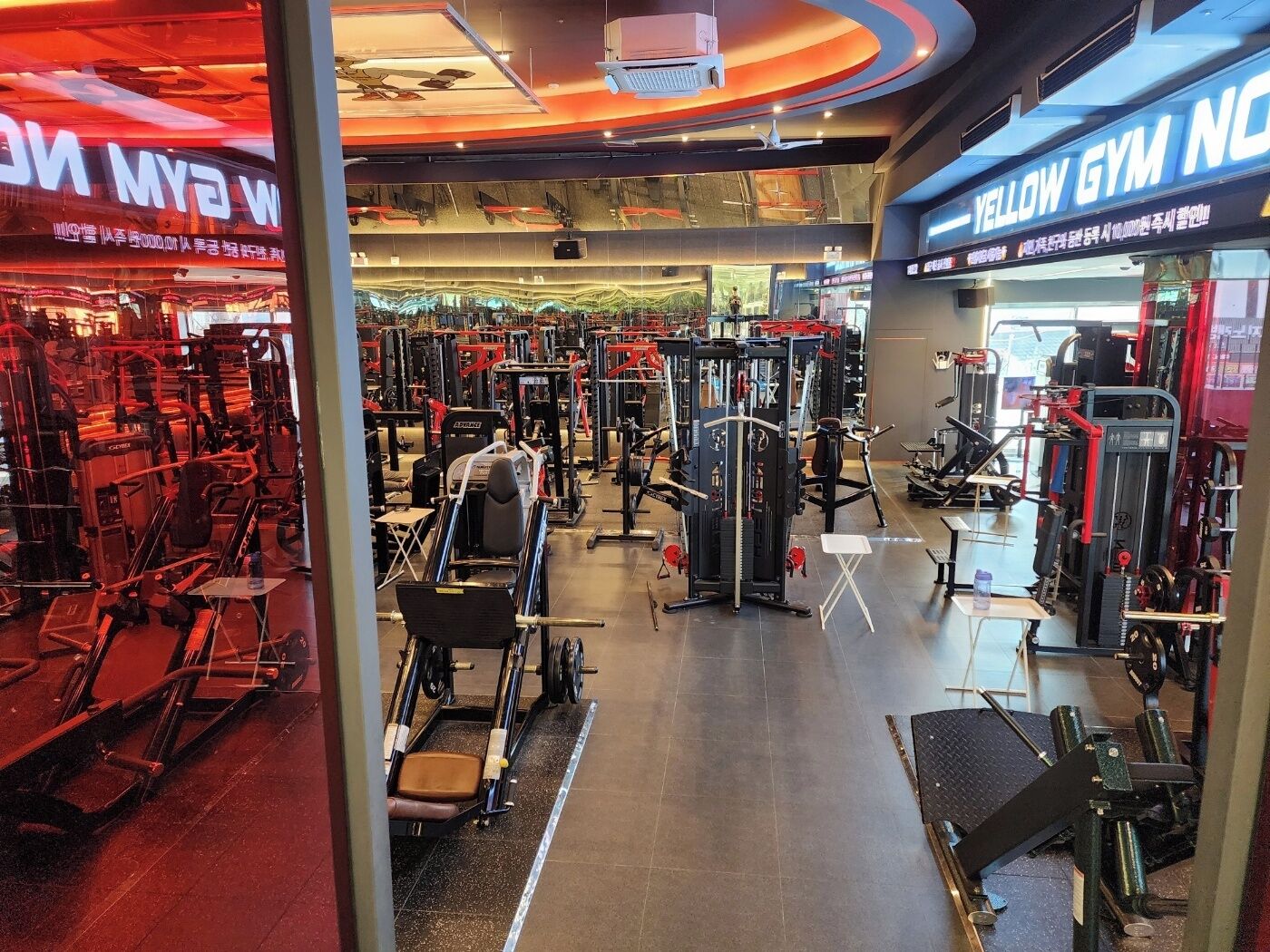 Un gimnasio con diferentes máquinas y equipo de ejercicio.