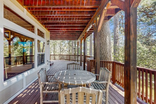 Dog-friendly home w/ fireplace, gas grill & expansive deck w/ breathtaking views