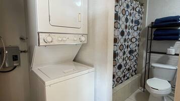 Douche, serviettes fournies, papier toilette