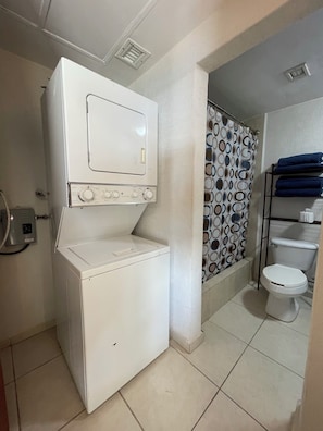 Douche, serviettes fournies, papier toilette