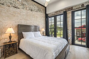 3 bedrooms, desk, free WiFi, bed sheets