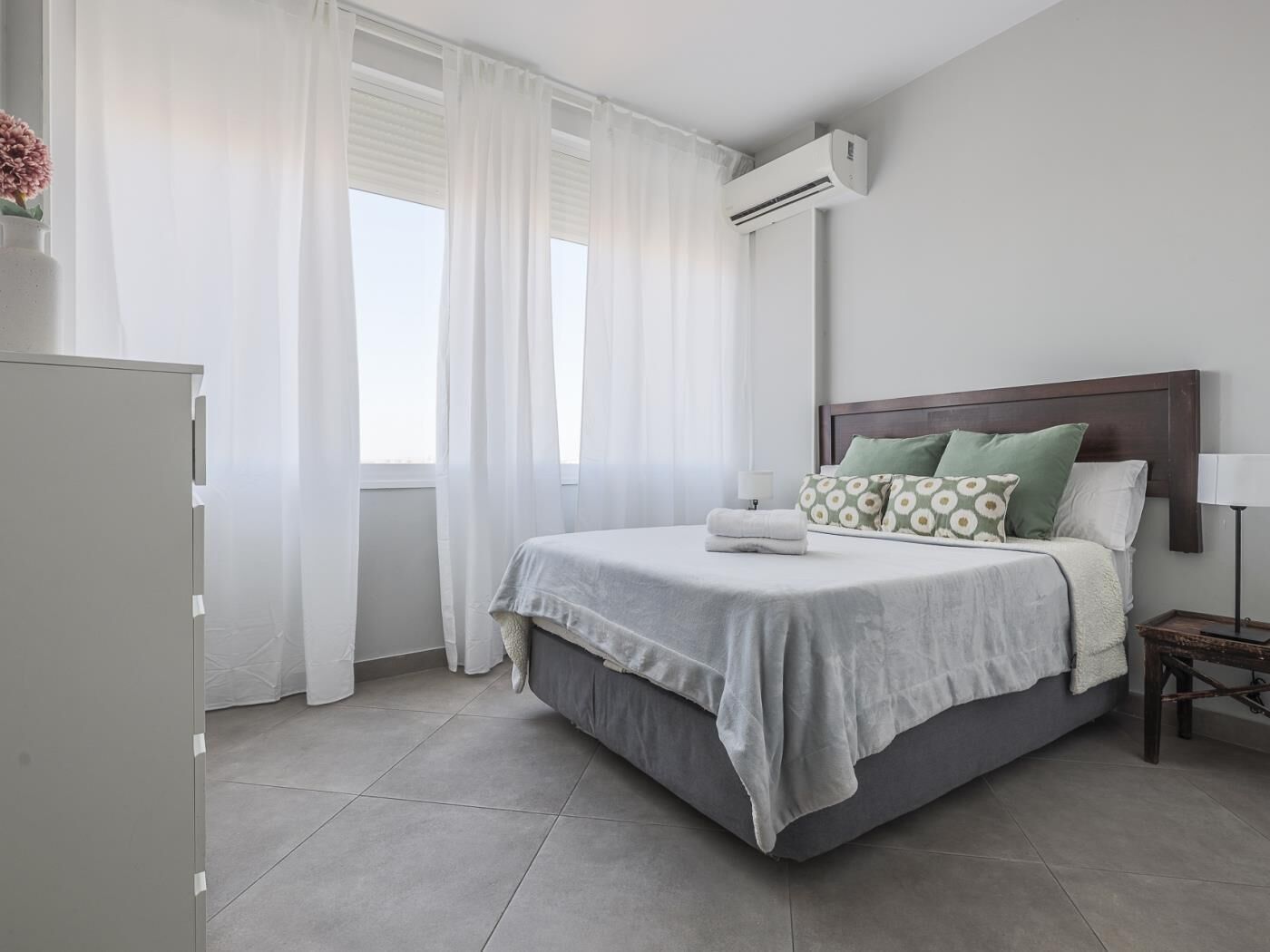 1 dormitorio, tabla de planchar con plancha, Internet y ropa de cama