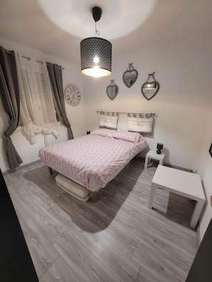 3 makuuhuonetta, silitysrauta/-lauta, Wi-Fi, vuodevaatteet