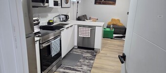 Tranquil Getaway.

Home located near golf course.Enjoy this calm & stylish suite