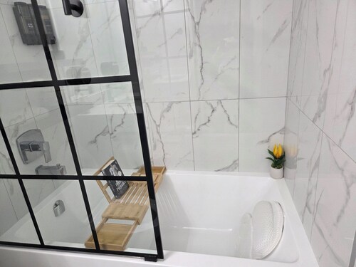 Tranquil Getaway.

Home located near golf course.Enjoy this calm & stylish suite