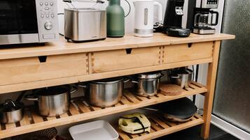 Kühlschrank, Mikrowelle, Ofen, Herdplatte