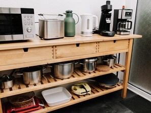 Fridge, microwave, oven, stovetop - Holiday apartment with covered terrace (Bad Pyrmont)