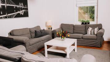 Fernseher, Tischtennisplatte