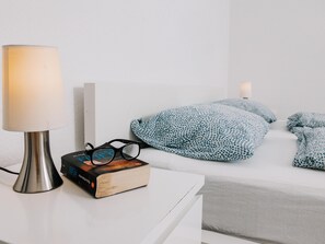 2 bedrooms, iron/ironing board, internet