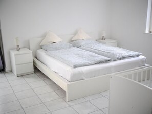 2 bedrooms, iron/ironing board, Internet