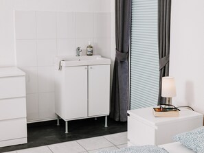 5 bedrooms, iron/ironing board, internet