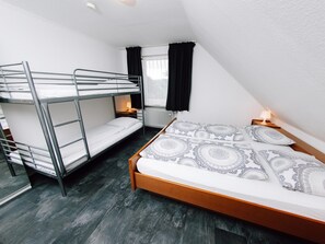 6 habitaciones, tabla de planchar con plancha y acceso a internet