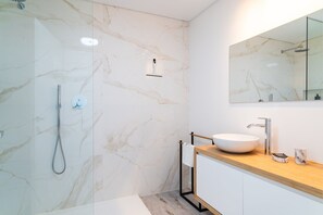 Dusche, Haartrockner, Handtücher