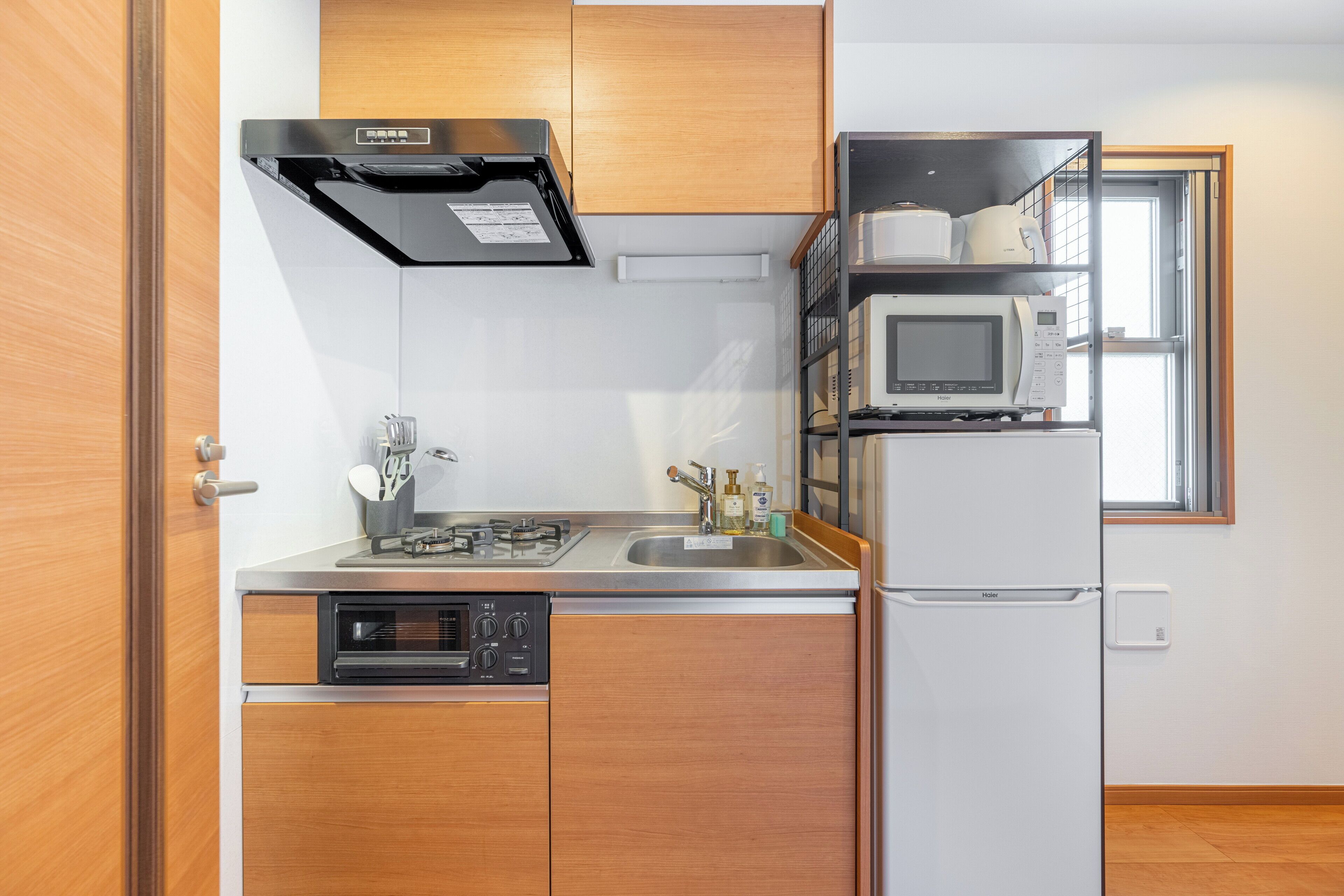 Lemari es, microwave, kompor, dan peralatan masak/sendok-piring