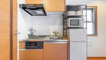 Refrigerador, microondas, placa de cocina, utensilios de cocina