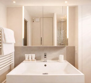 Regadera, secadora de cabello, toallas 