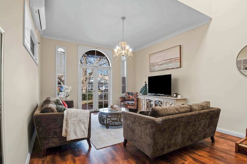 Pembroke - CBD, Elegant & Character Filled Stay