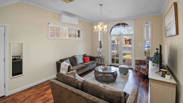 Fernseher, DVD-Player, Bücher, Arbeitsbereiche