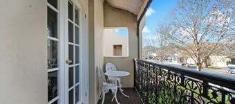 Pembroke - CBD, Elegant & Character Filled Stay