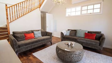 Een televisie, een dvd-speler, boeken en een kantoor