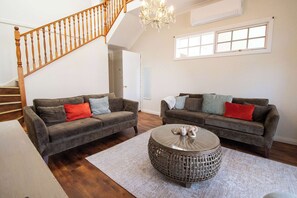 Een televisie, een dvd-speler, boeken en een kantoor