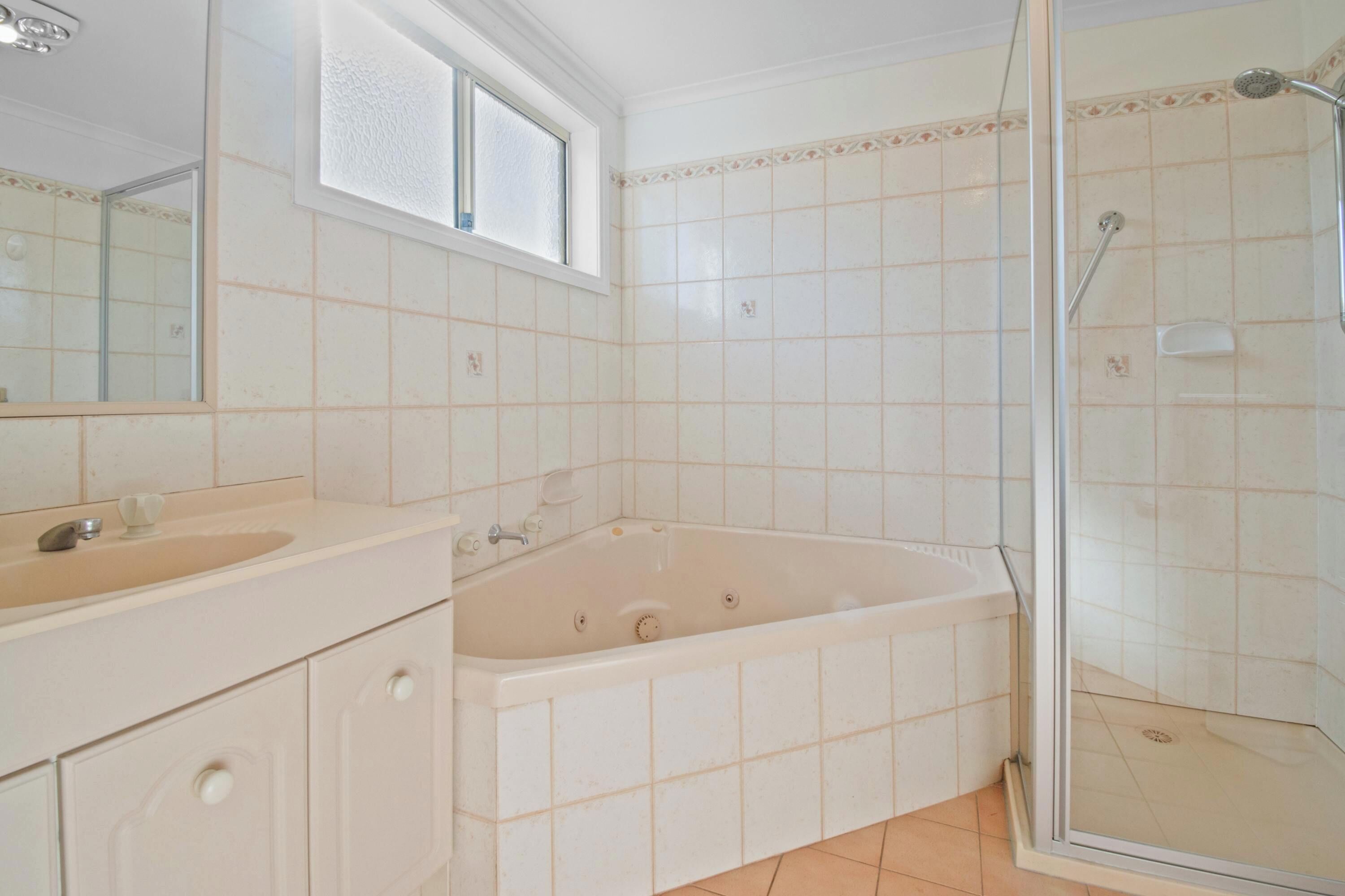 Une salle de bain avec une baignoire, une douche et un lavabo.