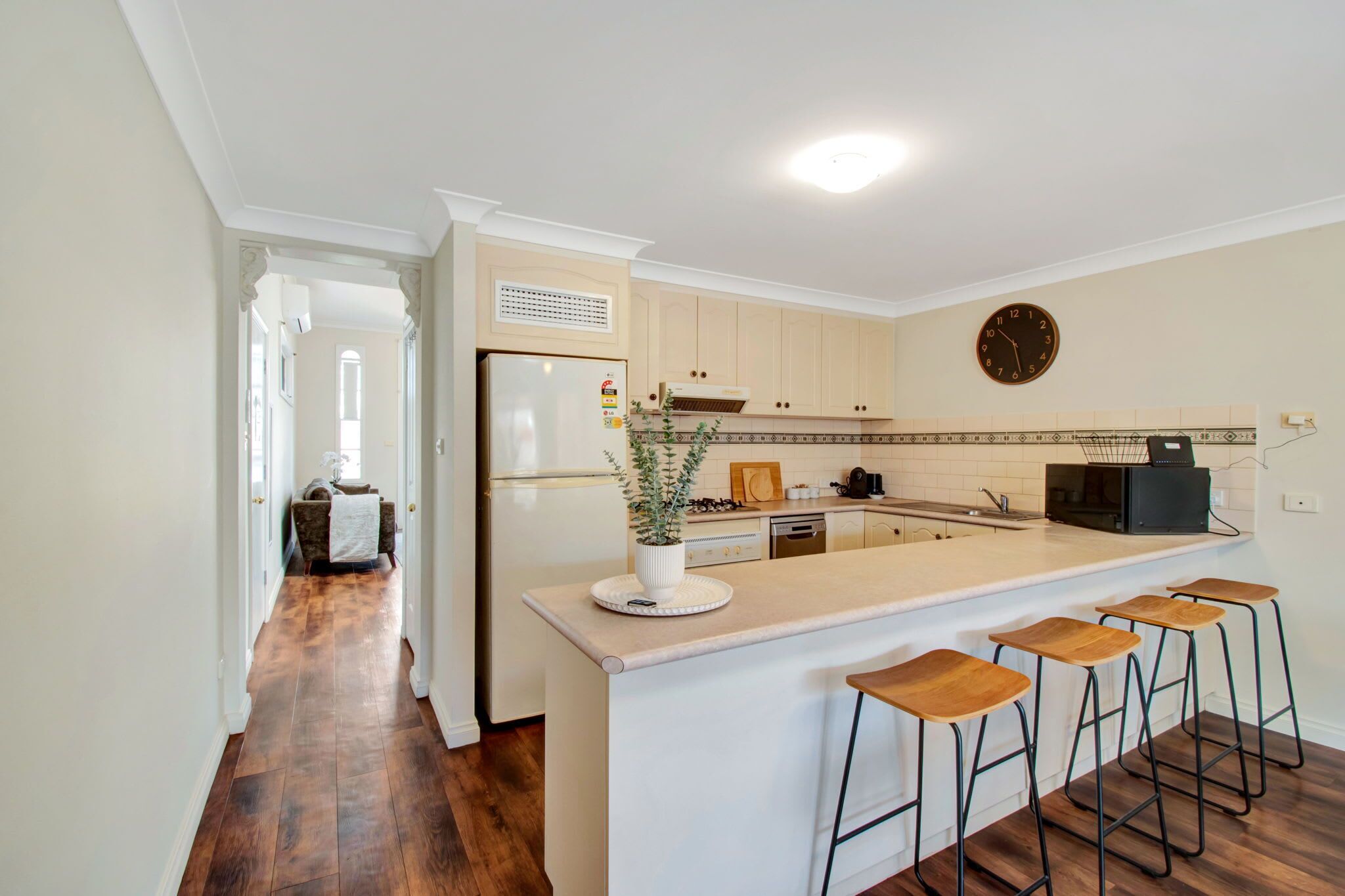 Geladeira, micro-ondas, fogão, cooktop