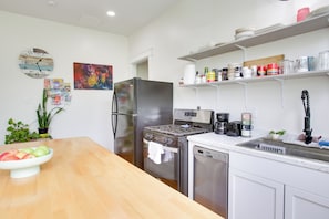 Fridge, microwave, stovetop, dishwasher