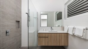 Shower, hair dryer, towels - The Family Tide – large family home, entertaining deck with views, swimming pool, air conditioning (Corlette)
