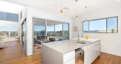 The Family Tide – large family home, entertaining deck with views, swimming pool, air conditioning