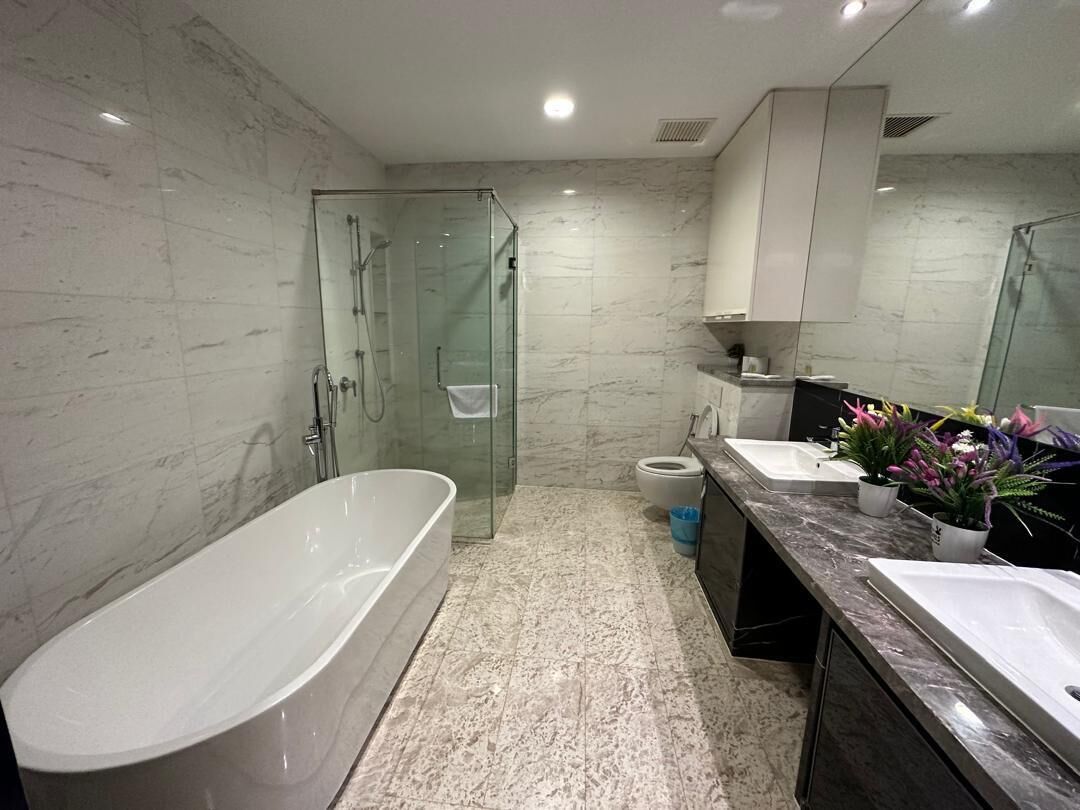 Superior Apartment, Non Smoking, City View | Bathroom | Free toiletries, hair dryer, slippers, towels