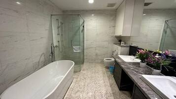 Superior Apartment, Non Smoking, City View | Bathroom | Free toiletries, hair dryer, slippers, towels
