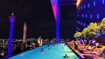 2 kolam renang outdoor, dengan kursi berjemur