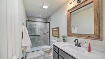 Douche, serviettes fournies, savon, shampoing