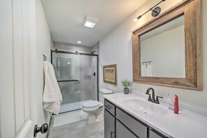 Douche, serviettes fournies, savon, shampoing