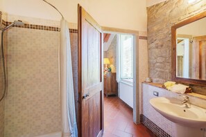 Shower, hair dryer, bidet, towels