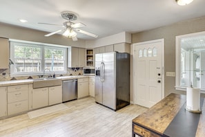 Fridge, microwave, stovetop, dishwasher
