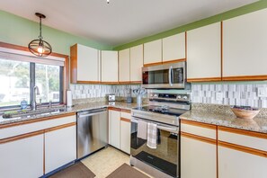 Fridge, microwave, stovetop, dishwasher