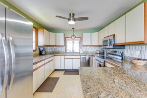 Fridge, microwave, stovetop, dishwasher