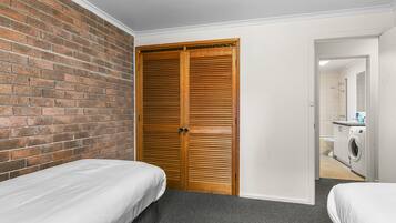 2 bedrooms, iron/ironing board, WiFi, bed sheets