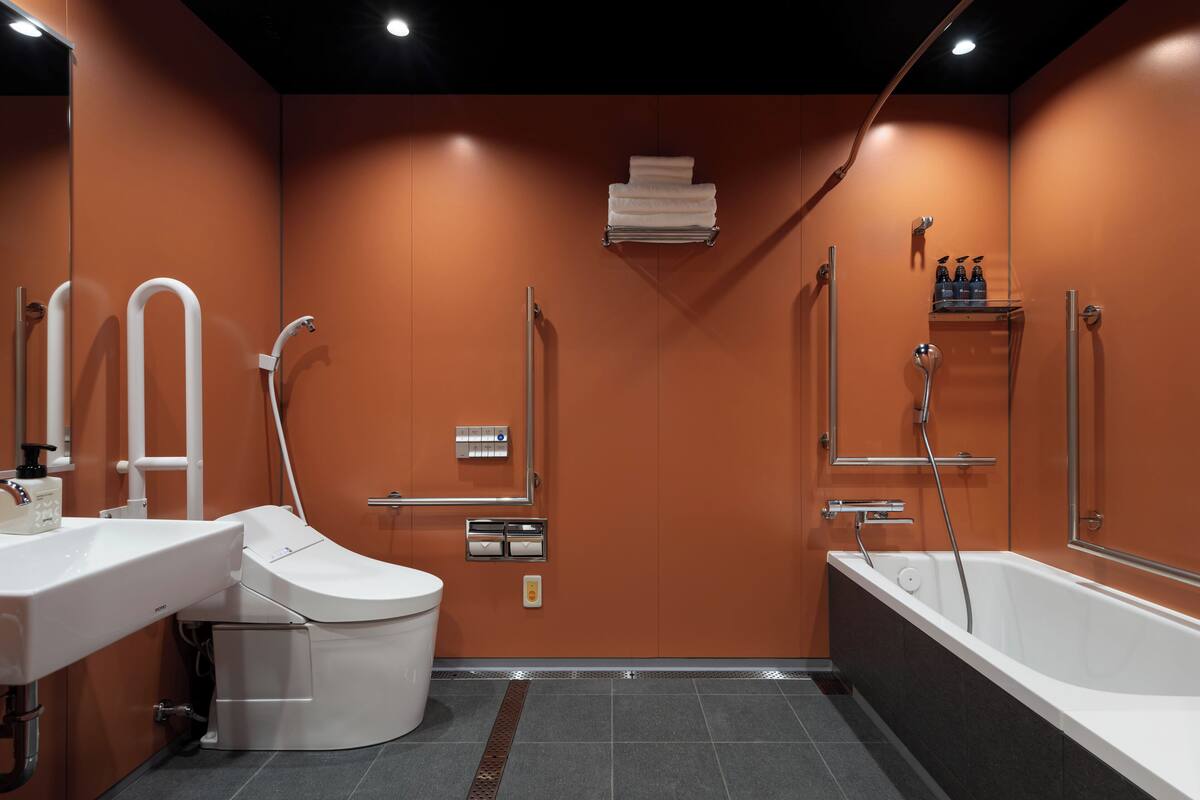 Une salle de bain moderne équipée de toilettes, d’un lavabo et d’une baignoire.