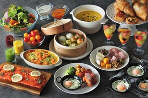 Daily buffet breakfast (JPY 4000 per person)