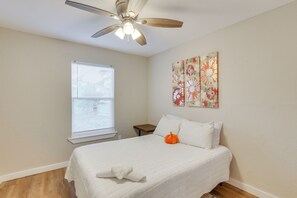 2 bedrooms, iron/ironing board, internet, bed sheets