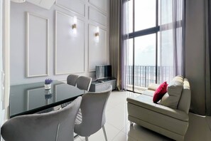 Dúplex familiar, vistas a la ciudad | Zona de estar
