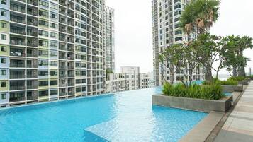 Una piscina al aire libre